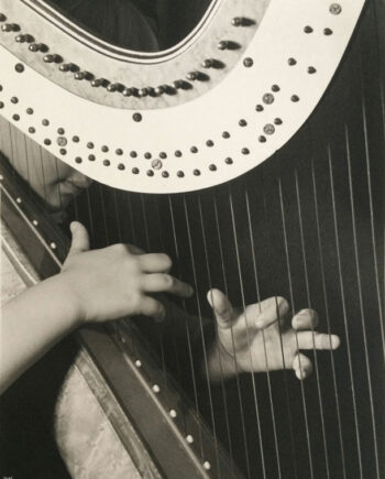 galerie-ahlers-fotografie-ilse-bing-Harpist-child