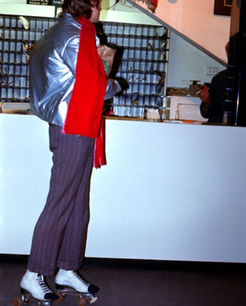 Albert "Scopin" Schöpflin – Mann mit Rollerskates in der Lobby