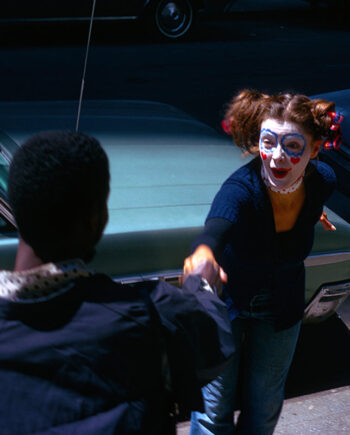 Albert "Scopin" Schöpflin – Happy Clown Girl with Man in front of Chelsea, NY 1970