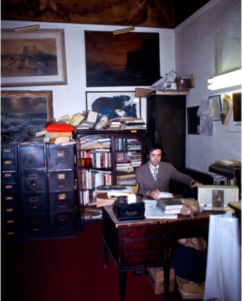 Albert "Scopin" Schöpflin – Stanley Bard - Manager und Miteigentümer des "Chelsea" in seinem Büro