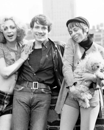 Albert "Scopin" Schöpflin – Auf dem Dach des Chelsea:  Rosa von Praunheim mit Holly Woodlawn und Shirley Clarke